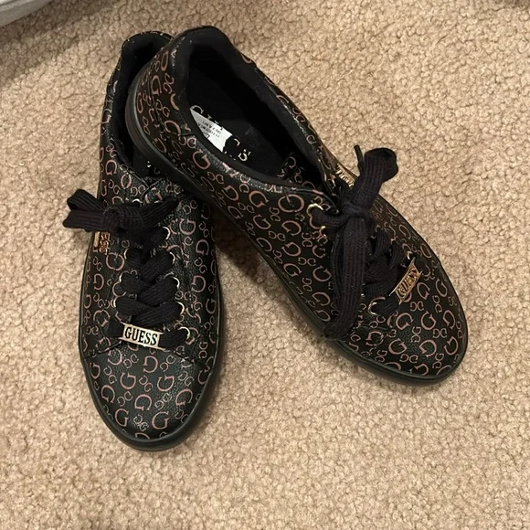 NWOT Black and Brown GUESS Lace Shoes - Picture 1 of 6